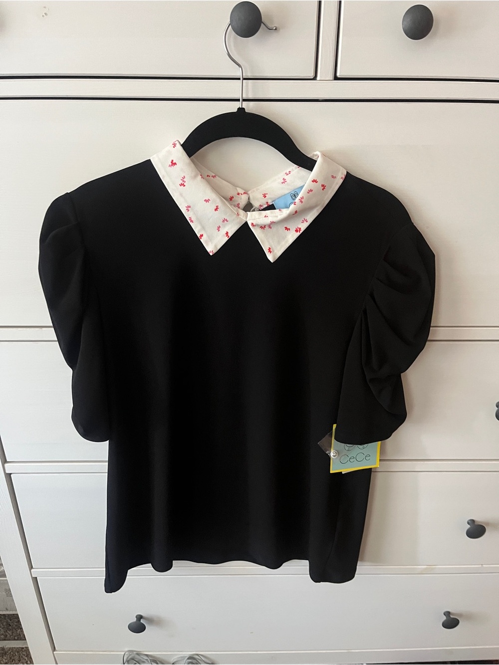 NWT Black Women's Top with White Floral Collar and Puff Sleeves Size Large